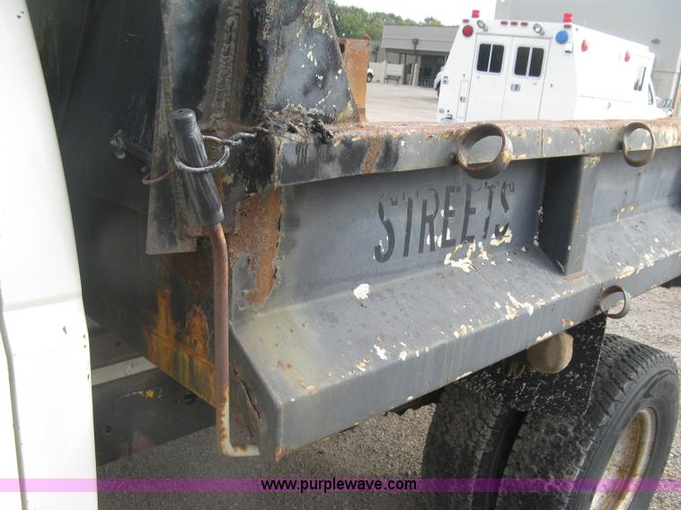 image for item E7996 1990 Ford F450 Super Duty dump flatbed truck