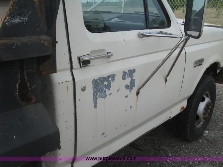 image for item E7996 1990 Ford F450 Super Duty dump flatbed truck