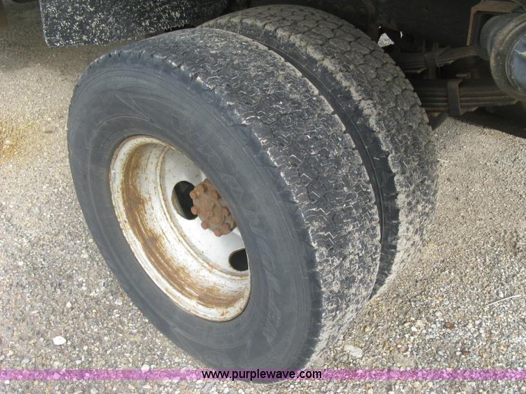 image for item E7996 1990 Ford F450 Super Duty dump flatbed truck