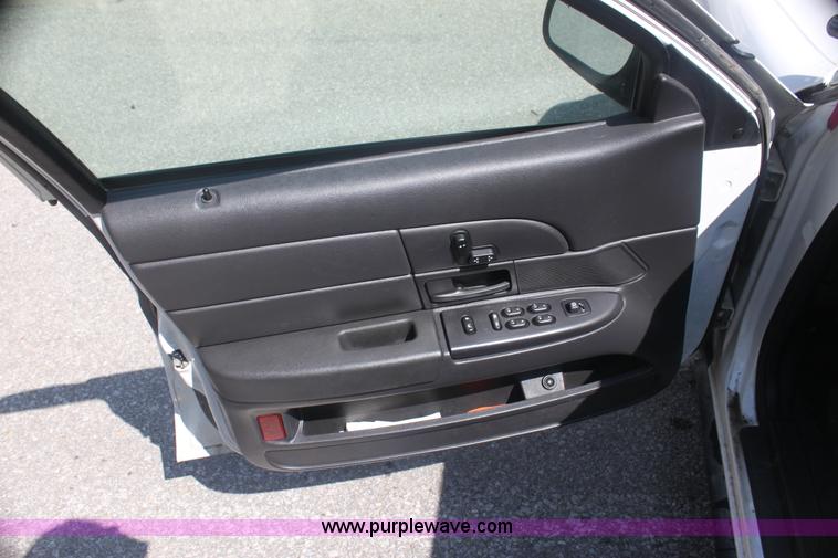 image for item F3278 2006 Ford Crown Victoria Police Interceptor