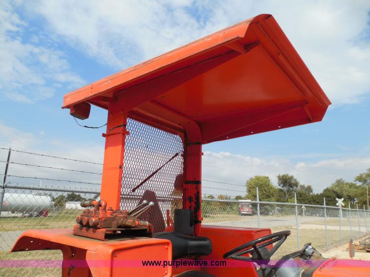 image for item I3310 1985 Case IH 1685 tractor