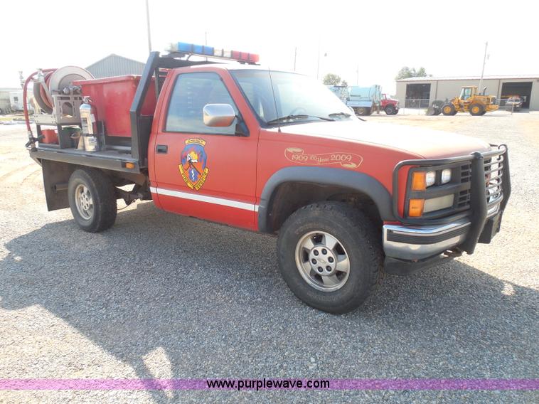 image for item I3311 1988 Chevrolet Silverado 1500 flatbed pickup truck