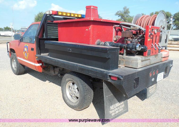 image for item I3311 1988 Chevrolet Silverado 1500 flatbed pickup truck