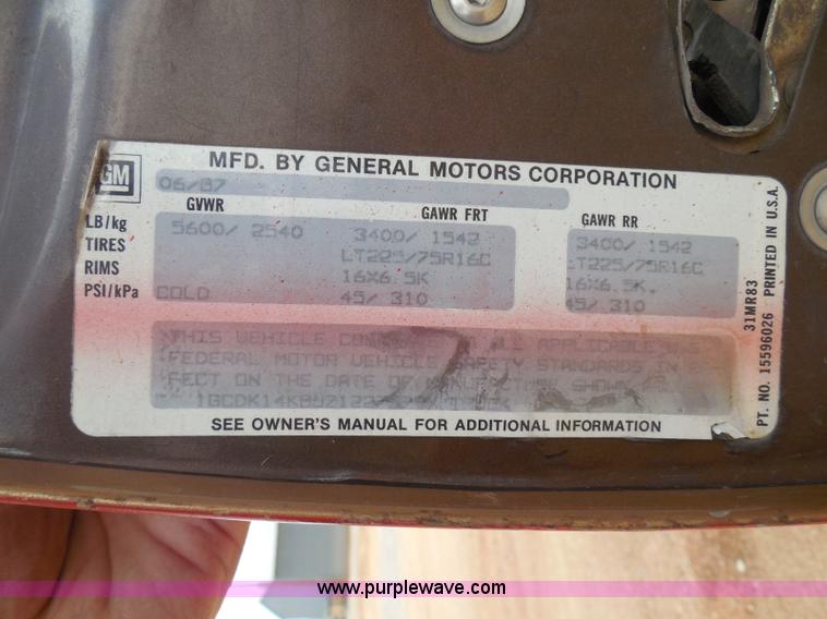 image for item I3311 1988 Chevrolet Silverado 1500 flatbed pickup truck