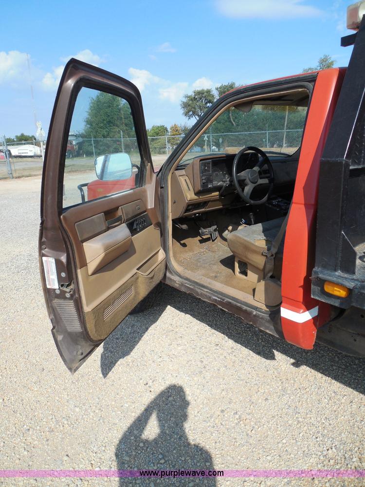 image for item I3311 1988 Chevrolet Silverado 1500 flatbed pickup truck