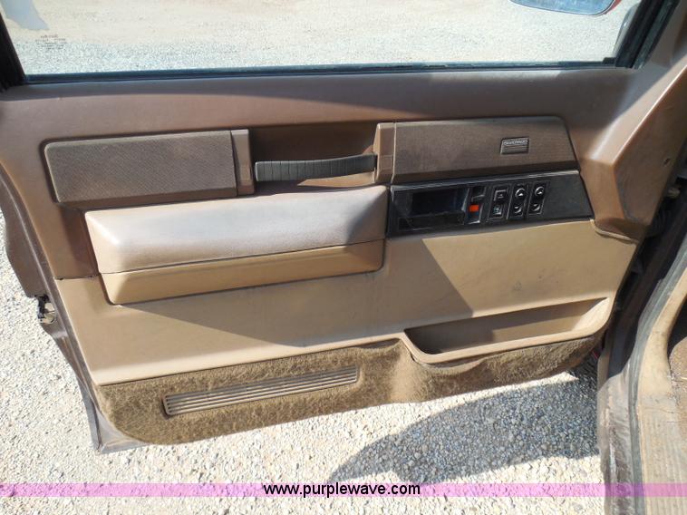 image for item I3311 1988 Chevrolet Silverado 1500 flatbed pickup truck