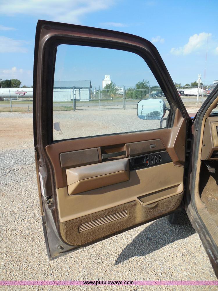 image for item I3311 1988 Chevrolet Silverado 1500 flatbed pickup truck