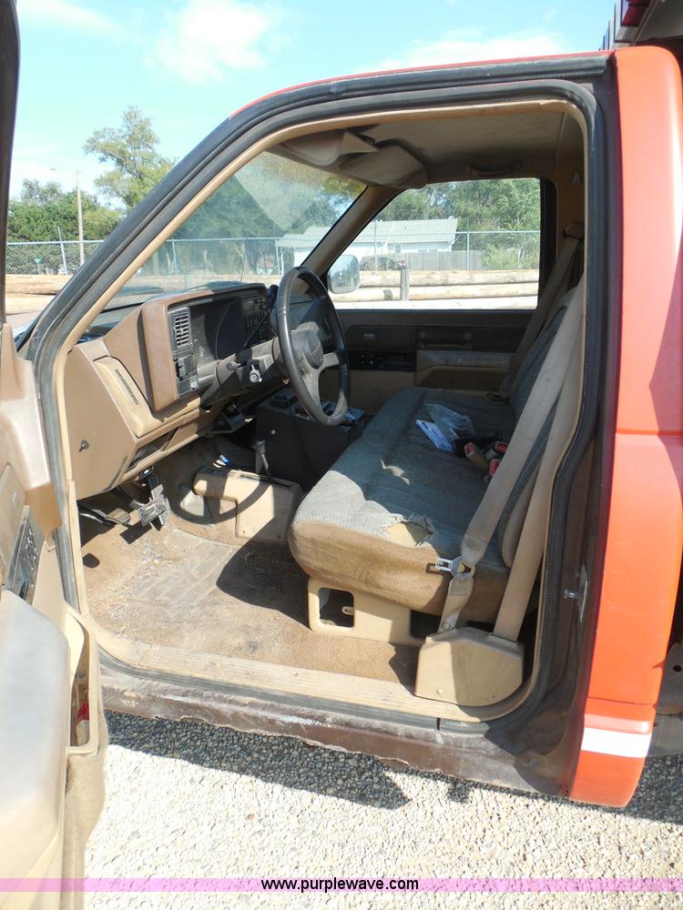 image for item I3311 1988 Chevrolet Silverado 1500 flatbed pickup truck