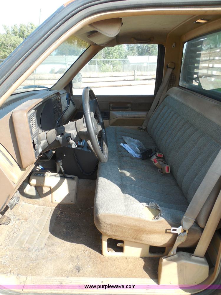 image for item I3311 1988 Chevrolet Silverado 1500 flatbed pickup truck