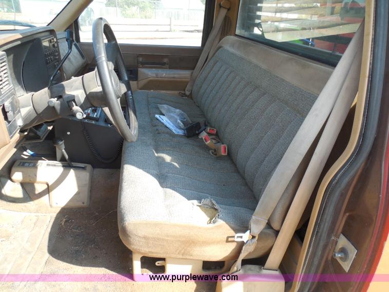 image for item I3311 1988 Chevrolet Silverado 1500 flatbed pickup truck