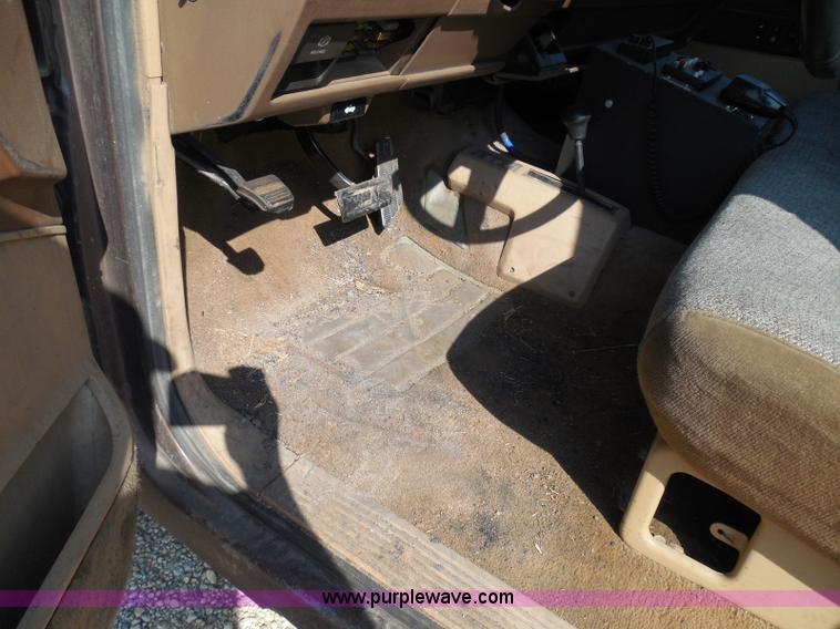 image for item I3311 1988 Chevrolet Silverado 1500 flatbed pickup truck