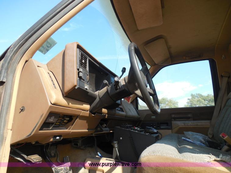 image for item I3311 1988 Chevrolet Silverado 1500 flatbed pickup truck