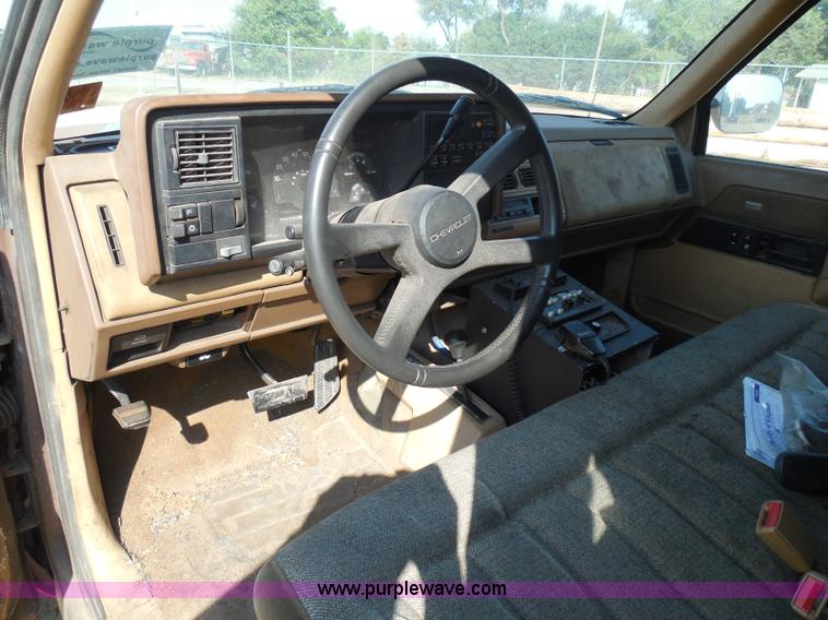 image for item I3311 1988 Chevrolet Silverado 1500 flatbed pickup truck