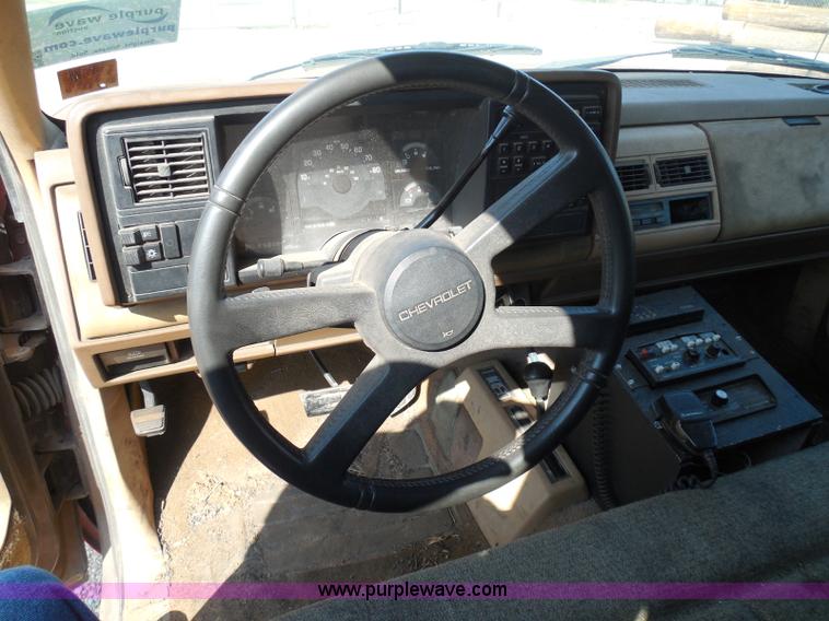 image for item I3311 1988 Chevrolet Silverado 1500 flatbed pickup truck