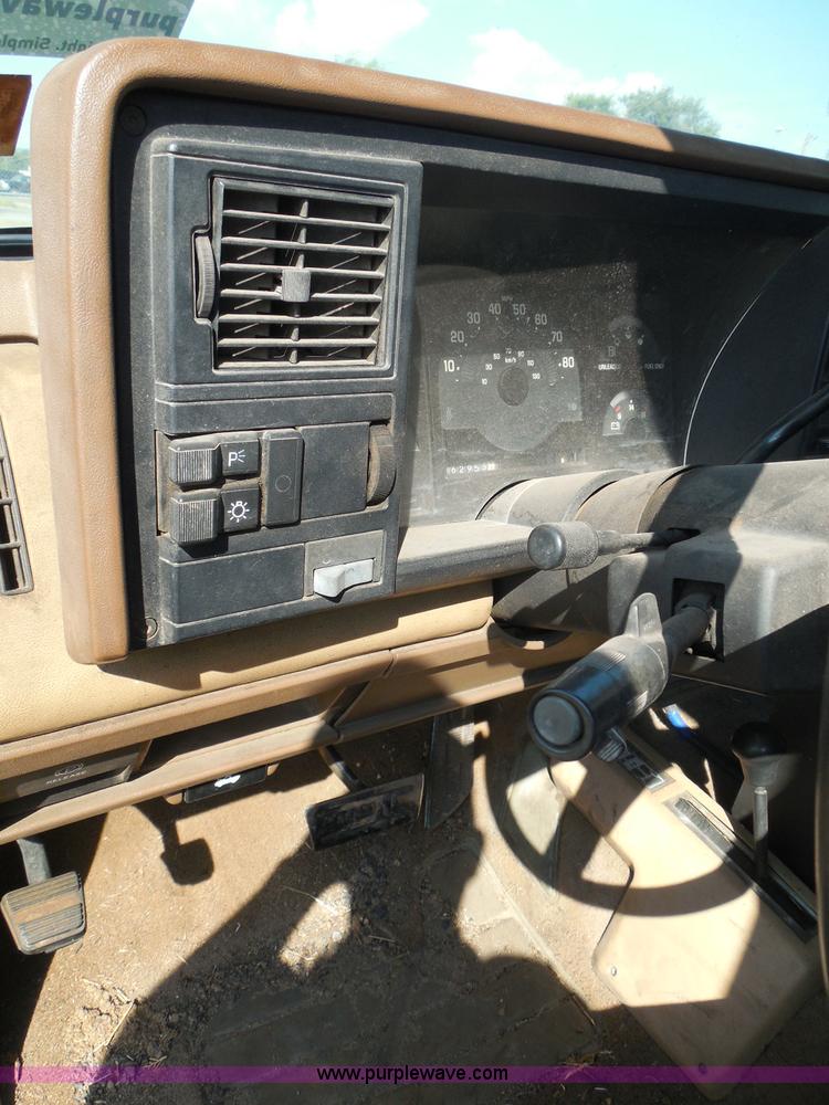 image for item I3311 1988 Chevrolet Silverado 1500 flatbed pickup truck