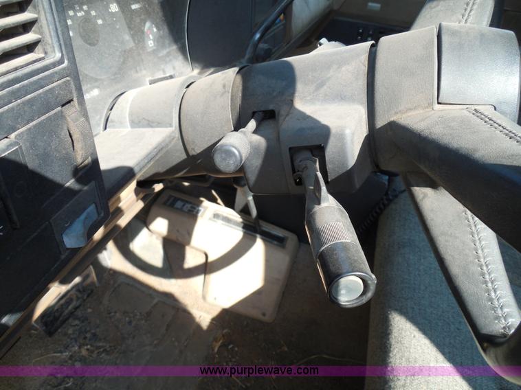 image for item I3311 1988 Chevrolet Silverado 1500 flatbed pickup truck