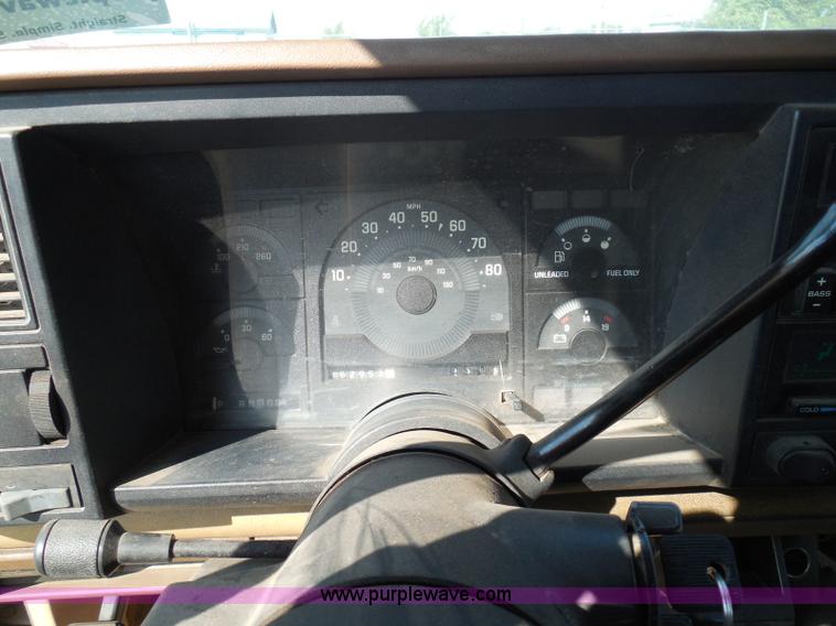 image for item I3311 1988 Chevrolet Silverado 1500 flatbed pickup truck