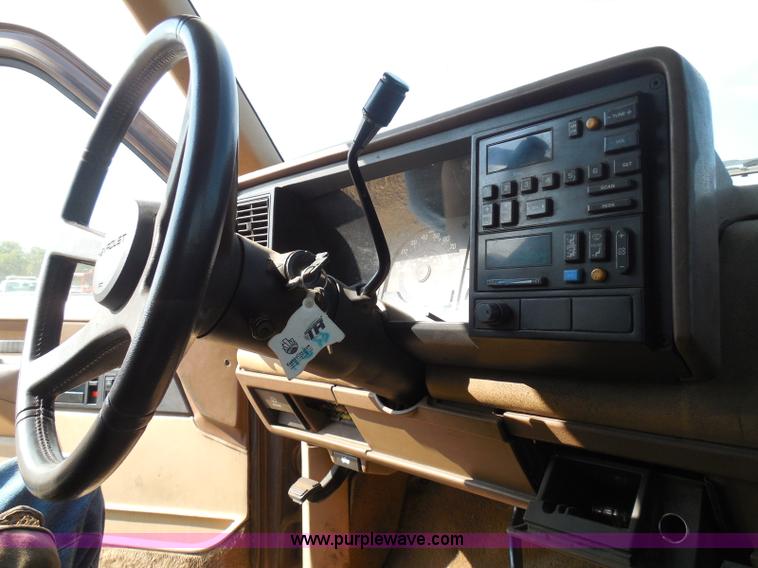 image for item I3311 1988 Chevrolet Silverado 1500 flatbed pickup truck