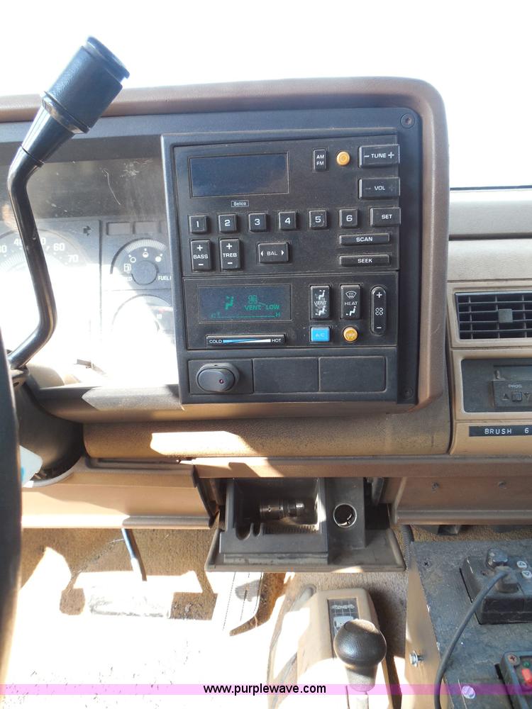 image for item I3311 1988 Chevrolet Silverado 1500 flatbed pickup truck