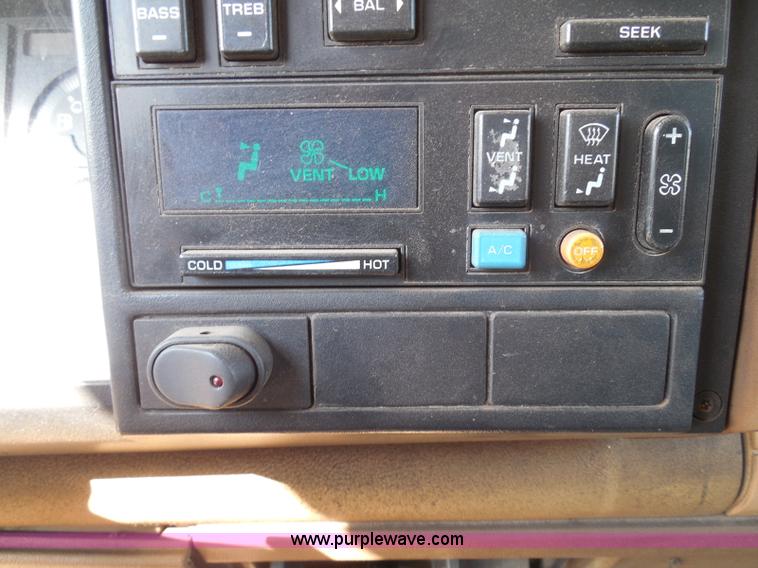 image for item I3311 1988 Chevrolet Silverado 1500 flatbed pickup truck