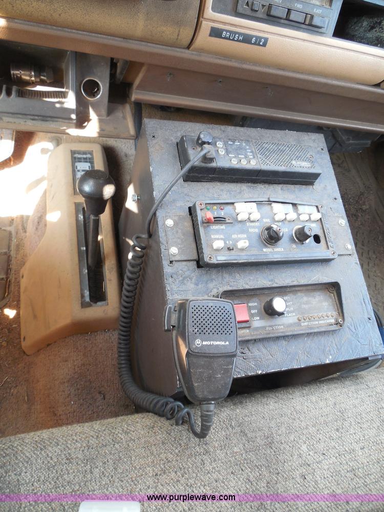 image for item I3311 1988 Chevrolet Silverado 1500 flatbed pickup truck