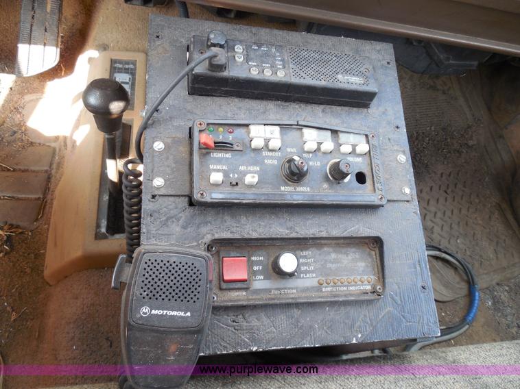 image for item I3311 1988 Chevrolet Silverado 1500 flatbed pickup truck