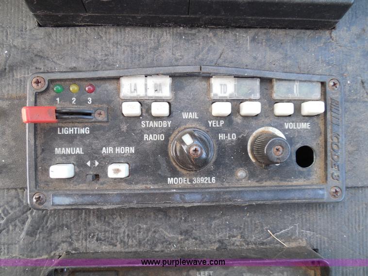 image for item I3311 1988 Chevrolet Silverado 1500 flatbed pickup truck