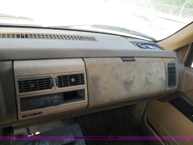 image for item I3311 1988 Chevrolet Silverado 1500 flatbed pickup truck