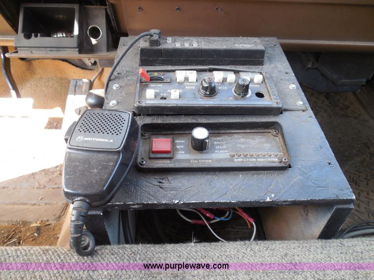 image for item I3311 1988 Chevrolet Silverado 1500 flatbed pickup truck