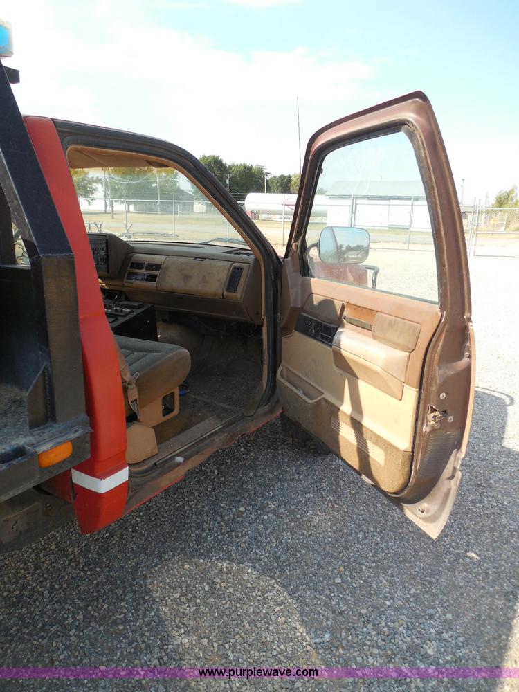 image for item I3311 1988 Chevrolet Silverado 1500 flatbed pickup truck