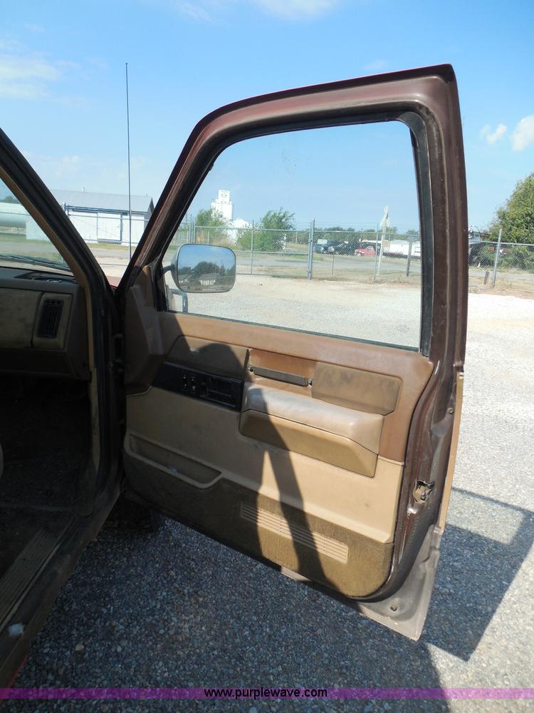 image for item I3311 1988 Chevrolet Silverado 1500 flatbed pickup truck