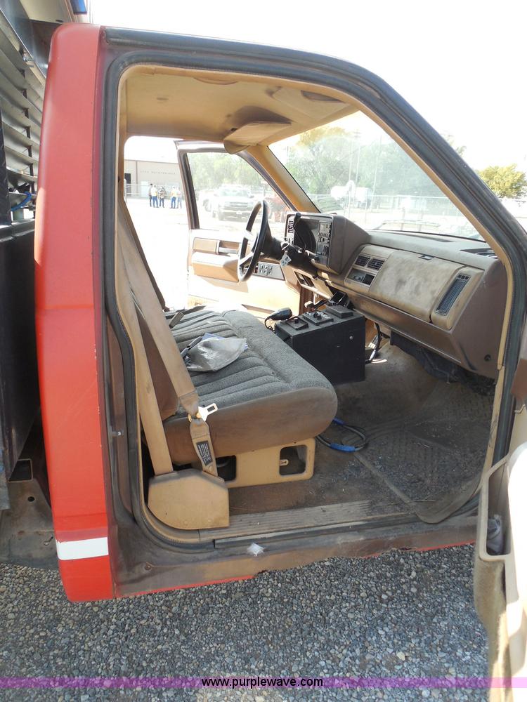 image for item I3311 1988 Chevrolet Silverado 1500 flatbed pickup truck