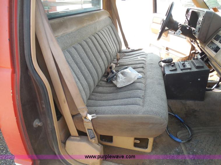 image for item I3311 1988 Chevrolet Silverado 1500 flatbed pickup truck