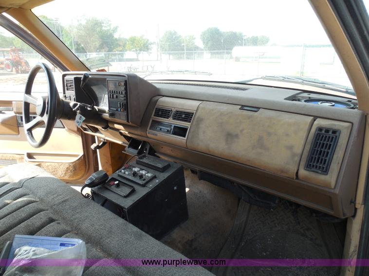 image for item I3311 1988 Chevrolet Silverado 1500 flatbed pickup truck