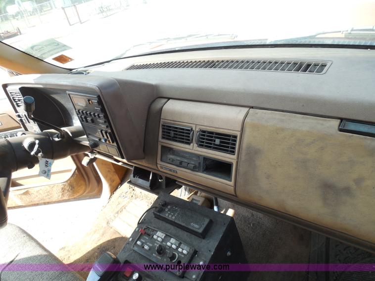 image for item I3311 1988 Chevrolet Silverado 1500 flatbed pickup truck