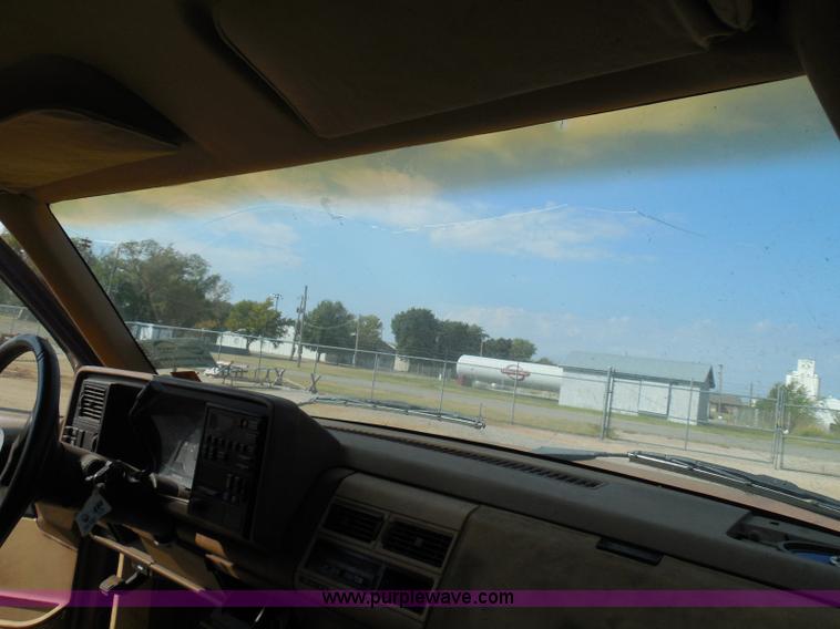 image for item I3311 1988 Chevrolet Silverado 1500 flatbed pickup truck