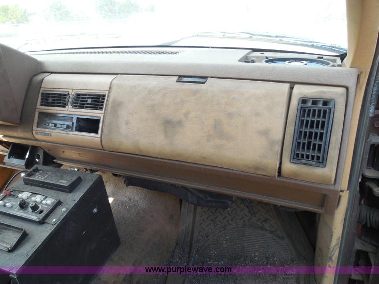 image for item I3311 1988 Chevrolet Silverado 1500 flatbed pickup truck