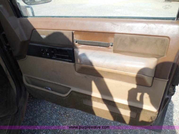 image for item I3311 1988 Chevrolet Silverado 1500 flatbed pickup truck