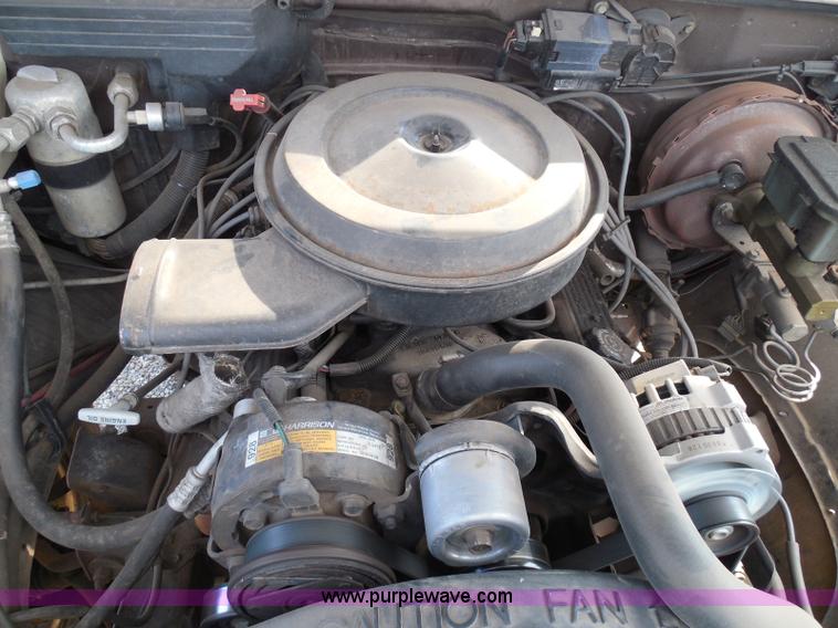 image for item I3311 1988 Chevrolet Silverado 1500 flatbed pickup truck