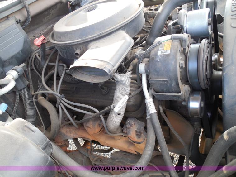 image for item I3311 1988 Chevrolet Silverado 1500 flatbed pickup truck