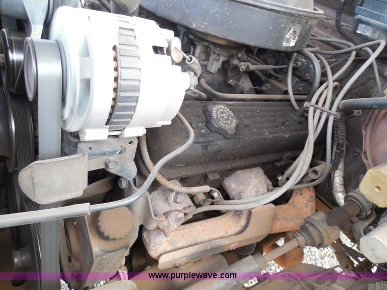 image for item I3311 1988 Chevrolet Silverado 1500 flatbed pickup truck