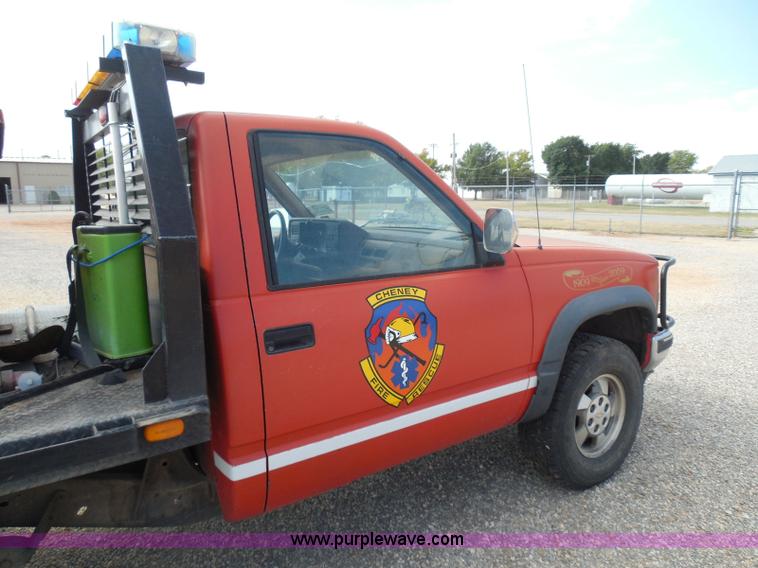 image for item I3311 1988 Chevrolet Silverado 1500 flatbed pickup truck