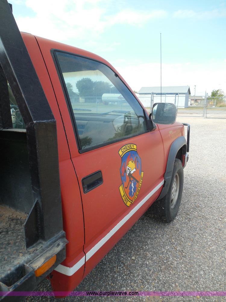 image for item I3311 1988 Chevrolet Silverado 1500 flatbed pickup truck