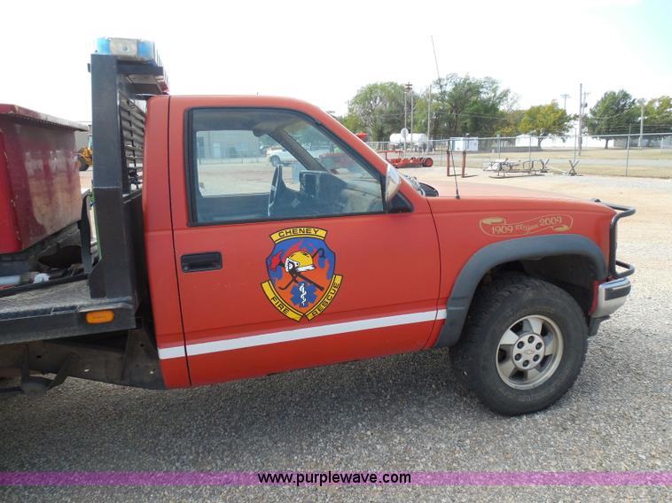 image for item I3311 1988 Chevrolet Silverado 1500 flatbed pickup truck