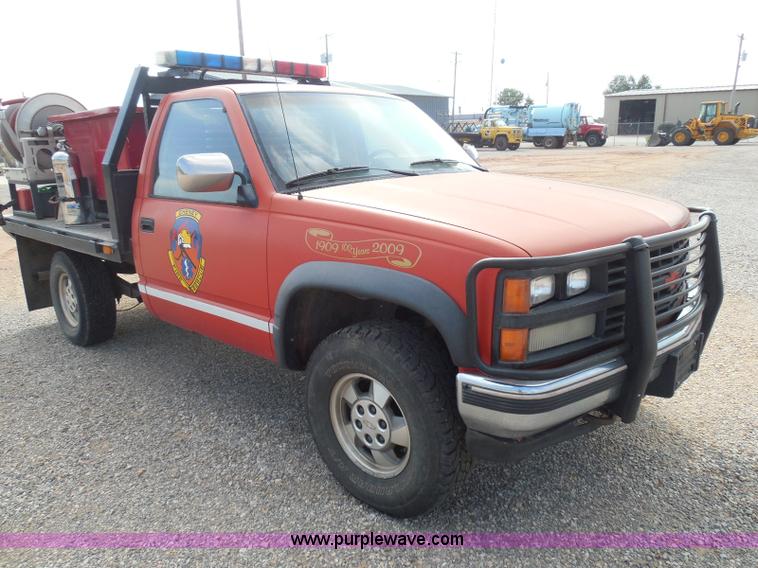 image for item I3311 1988 Chevrolet Silverado 1500 flatbed pickup truck