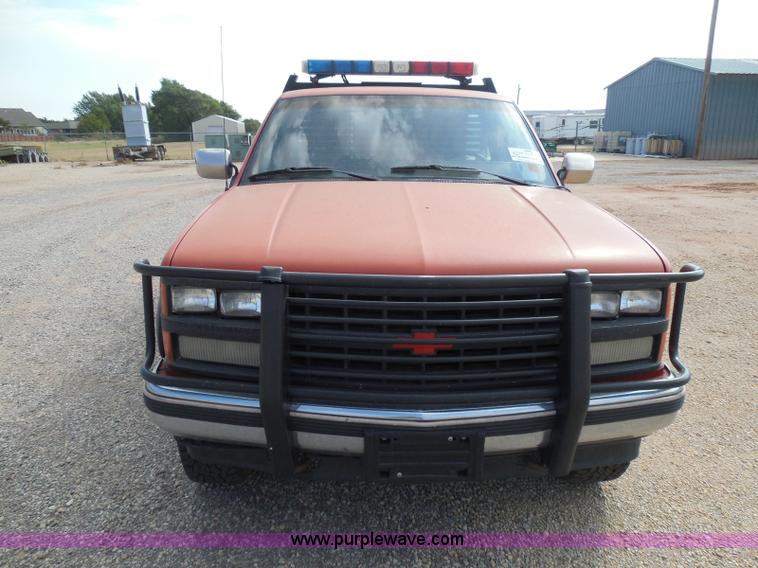 image for item I3311 1988 Chevrolet Silverado 1500 flatbed pickup truck