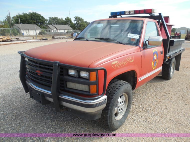 image for item I3311 1988 Chevrolet Silverado 1500 flatbed pickup truck