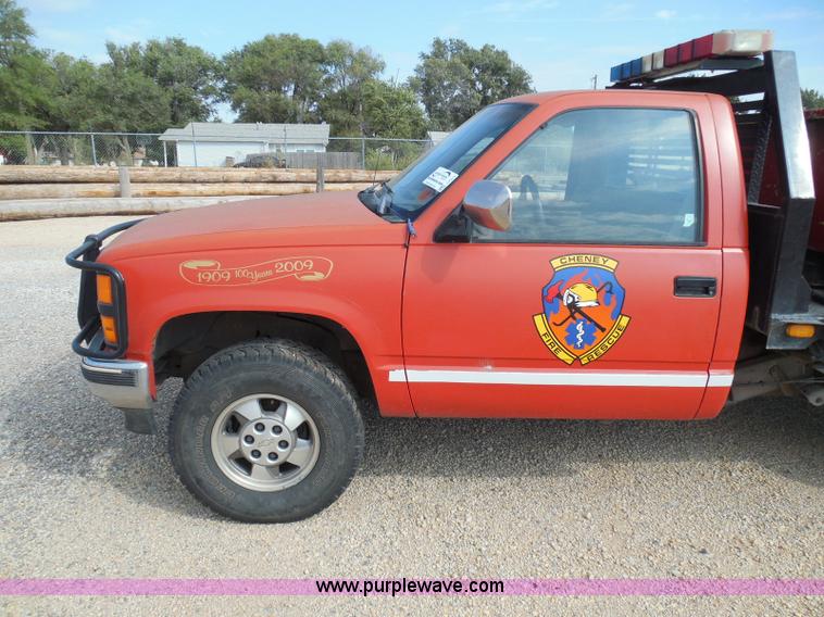 image for item I3311 1988 Chevrolet Silverado 1500 flatbed pickup truck