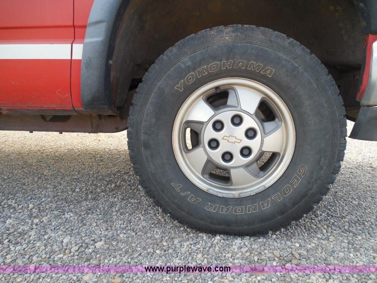 image for item I3311 1988 Chevrolet Silverado 1500 flatbed pickup truck