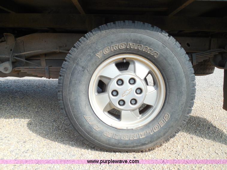 image for item I3311 1988 Chevrolet Silverado 1500 flatbed pickup truck